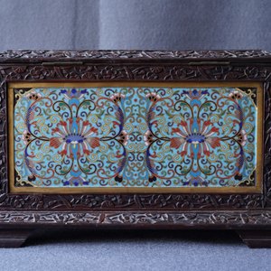Een Chinees rechthoekig houten kistje met cloisonné plaquettes, 19e eeuw — foto 9
