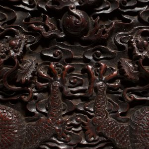 Een Chinees rechthoekig zitan houten kist met cloisonné monturen en vergulde bronzen handgrepen, Qing — foto 13
