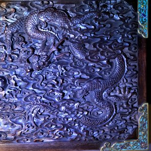 Een Chinees rechthoekig zitan houten kist met cloisonné monturen en vergulde bronzen handgrepen, Qing — foto 14