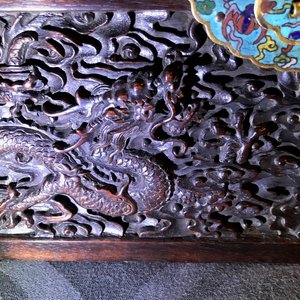 Een Chinees rechthoekig zitan houten kist met cloisonné monturen en vergulde bronzen handgrepen, Qing — foto 20