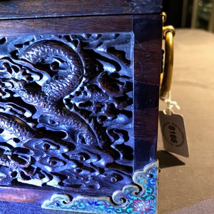 Een Chinees rechthoekig zitan houten kist met cloisonné monturen en vergulde bronzen handgrepen, Qing — foto 23