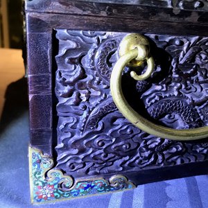 Een Chinees rechthoekig zitan houten kist met cloisonné monturen en vergulde bronzen handgrepen, Qing — foto 26
