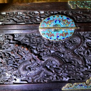 Een Chinees rechthoekig zitan houten kist met cloisonné monturen en vergulde bronzen handgrepen, Qing — foto 28
