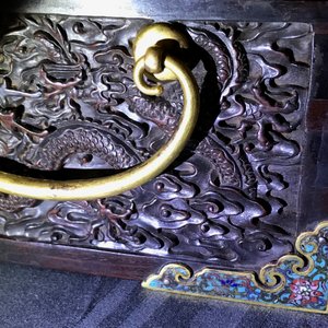 Een Chinees rechthoekig zitan houten kist met cloisonné monturen en vergulde bronzen handgrepen, Qing — foto 37