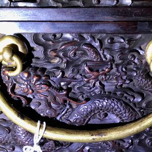 Een Chinees rechthoekig zitan houten kist met cloisonné monturen en vergulde bronzen handgrepen, Qing — foto 38