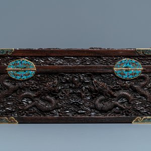 Een Chinees rechthoekig zitan houten kist met cloisonné monturen en vergulde bronzen handgrepen, Qing — foto 4