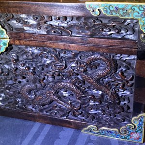 Een Chinees rechthoekig zitan houten kist met cloisonné monturen en vergulde bronzen handgrepen, Qing — foto 41