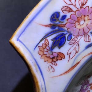 Een Chinees rose-Imari scheerbekken met het wapen van Zeeland, Kangxi/Yongzheng — foto 12
