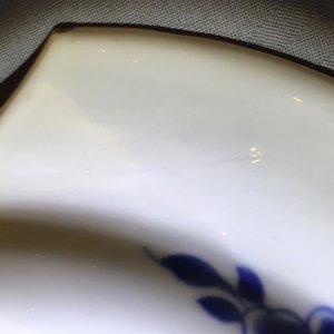 Een Chinees rose-Imari scheerbekken met het wapen van Zeeland, Kangxi/Yongzheng — foto 13
