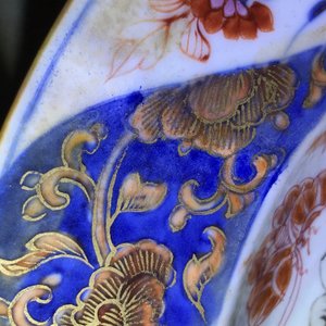 Een Chinees rose-Imari scheerbekken met het wapen van Zeeland, Kangxi/Yongzheng — foto 7
