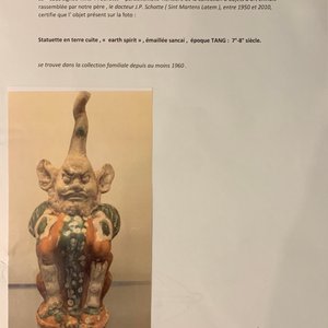 Een Chinees sancai-geglazuurd aardewerken beeld van een aardgeest, Tang — foto 8