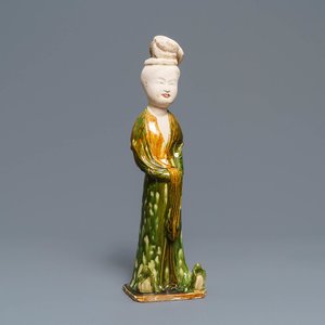 Een Chinees sancai geglazuurd aardewerken model van een hofdame, Tang — foto 1