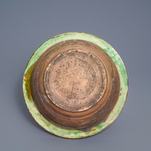 Een Chinees sancai geglazuurd steengoed bassin, Ming — foto 7