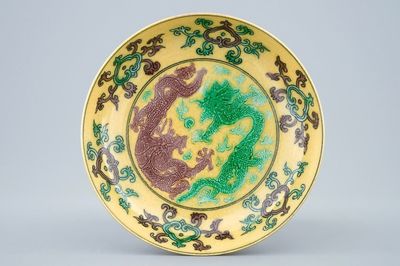 Een Chinees schoteltje met draken op gele fondkleur, Kangxi merk, 19/20e eeuw