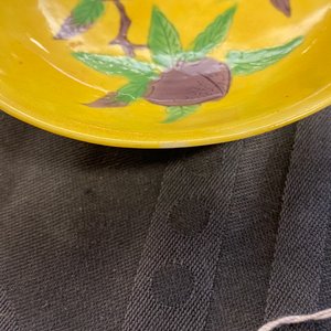 Een Chinees schoteltje met perziken in groen en aubergine op gele fondkleur, Kangxi — foto 3
