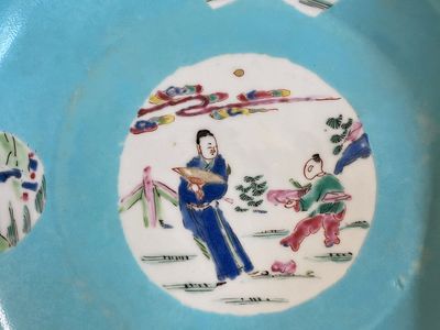 Een Chinees semi-eierschaal famille rose bord met turquoise fondkleur, Yongzheng merk en periode — foto 2