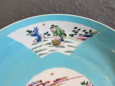 Een Chinees semi-eierschaal famille rose bord met turquoise fondkleur, Yongzheng merk en periode — foto 3