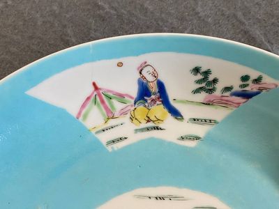 Een Chinees semi-eierschaal famille rose bord met turquoise fondkleur, Yongzheng merk en periode — foto 4