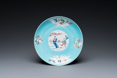 Een Chinees semi-eierschaal famille rose bord met turquoise fondkleur, Yongzheng merk en periode