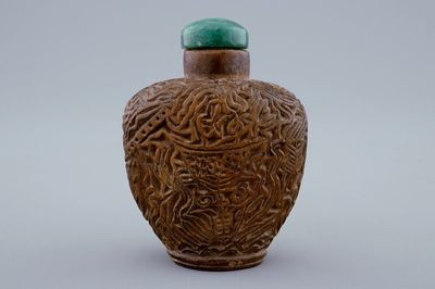 Een Chinees snuifflesje in bamboe gesculpteerd, 19/20e eeuw
