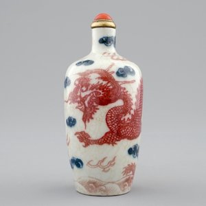 Een Chinees snuifflesje in blauw, wit en onderglazuur rood, 18/19e eeuw — foto 1