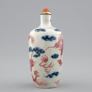 Een Chinees snuifflesje in blauw, wit en onderglazuur rood, 18/19e eeuw — foto 2
