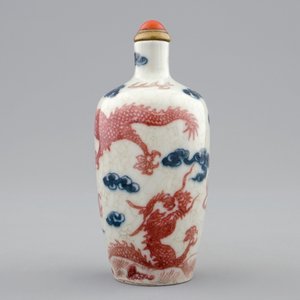 Een Chinees snuifflesje in blauw, wit en onderglazuur rood, 18/19e eeuw — foto 3