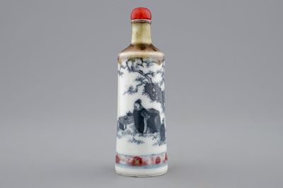 Een Chinees snuifflesje in blauw, wit en onderglazuur rood, 18e eeuw