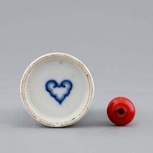 Een Chinees snuifflesje in blauw, wit en onderglazuur rood, 18e eeuw — foto 6