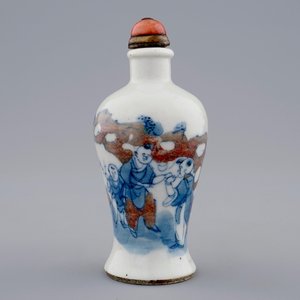 Een Chinees snuifflesje in blauw, wit en onderglazuur rood, 19e eeuw — foto 1