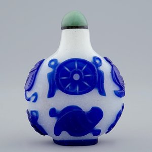 Een Chinees snuifflesje in meerlagig blauw-wit glas, 19e eeuw — foto 1