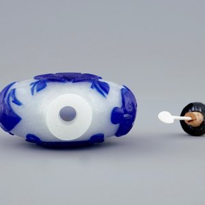 Een Chinees snuifflesje in meerlagig blauw-wit glas, 19e eeuw — foto 5