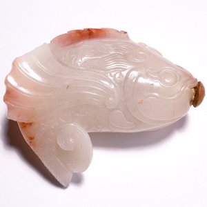 Een Chinees snuifflesje in wit met rode jade in de vorm van een karper, 19e eeuw — foto 2