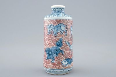 Een Chinees snuifflesje met dieren in blauw, wit en onderglazuur rood, 18/19e eeuw