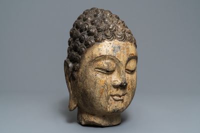 Een Chinees stenen hoofd van Boeddha met polychromie en vergulding, Ming