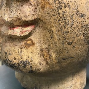 Een Chinees stenen hoofd van Boeddha met polychromie en vergulding, Ming — foto 17