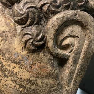 Een Chinees stenen hoofd van Boeddha met polychromie en vergulding, Ming — foto 19