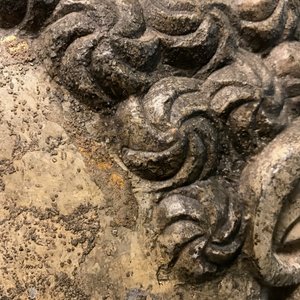 Een Chinees stenen hoofd van Boeddha met polychromie en vergulding, Ming — foto 20