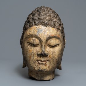 Een Chinees stenen hoofd van Boeddha met polychromie en vergulding, Ming — foto 2