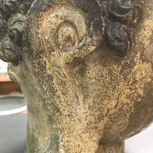 Een Chinees stenen hoofd van Boeddha met polychromie en vergulding, Ming — foto 21
