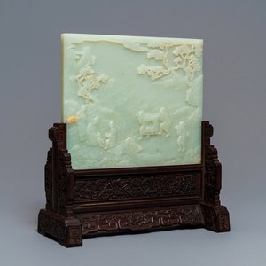 Een Chinees tafelscherm in lichte celadon jade en hardhout, 19/20e eeuw — foto 1
