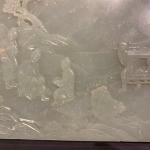 Een Chinees tafelscherm in lichte celadon jade en hardhout, 19/20e eeuw — foto 23