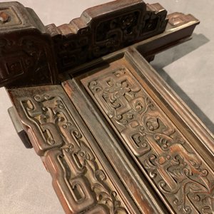 Een Chinees tafelscherm in lichte celadon jade en hardhout, 19/20e eeuw — foto 28
