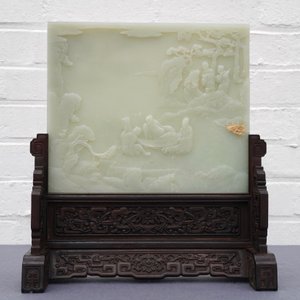 Een Chinees tafelscherm in lichte celadon jade en hardhout, 19/20e eeuw — foto 8