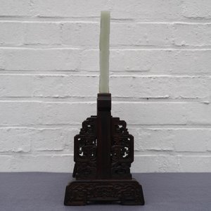 Een Chinees tafelscherm in lichte celadon jade en hardhout, 19/20e eeuw — foto 9