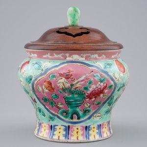 Een Chinees turquoise fond "Straits" porseleinen vaasje met houten deksel met jade knop, 19e eeuw — foto 2