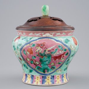 Een Chinees turquoise fond "Straits" porseleinen vaasje met houten deksel met jade knop, 19e eeuw — foto 4