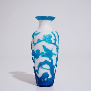 Een Chinees vaasje in Peking glas met blauwe bovenlaag op witte grond, 19/20e eeuw — foto 4