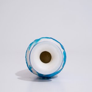 Een Chinees vaasje in Peking glas met blauwe bovenlaag op witte grond, 19/20e eeuw — foto 5