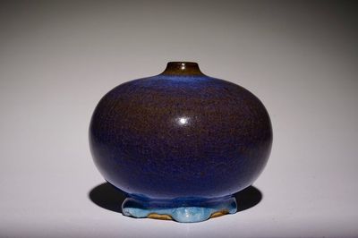 Een Chinees vaasje met monochroom flambé glazuur, mog. Shiwan, 19e eeuw